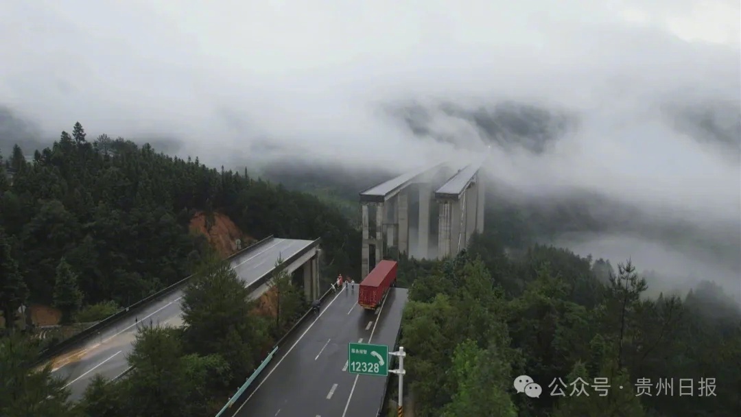 惊魂瞬间！救援车队尾随货车遇大桥垮塌