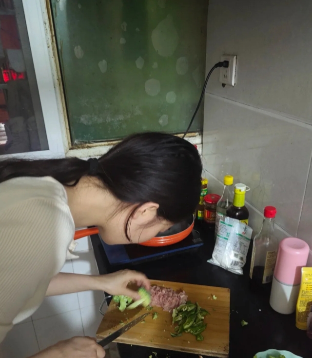 震惊！新婚夫妻因'谁做饭'闹离婚