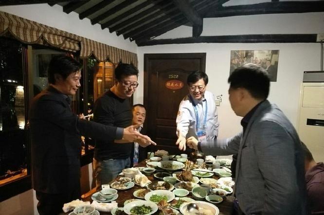 独家揭秘！余承东雷军罕见划拳照曝光