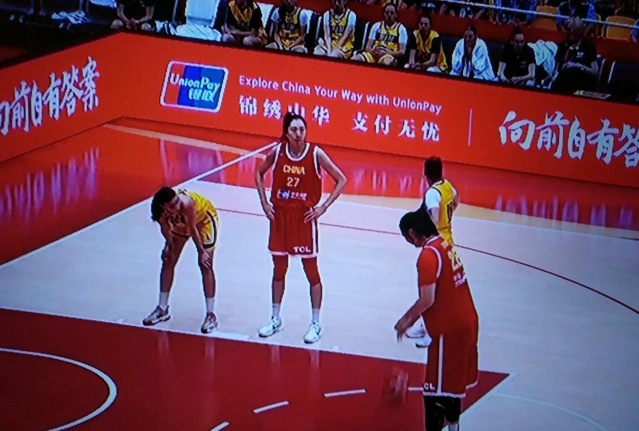 亚洲杯热身赛双塔战术5分钟崩盘！张子宇4分2失误暴露致命短板