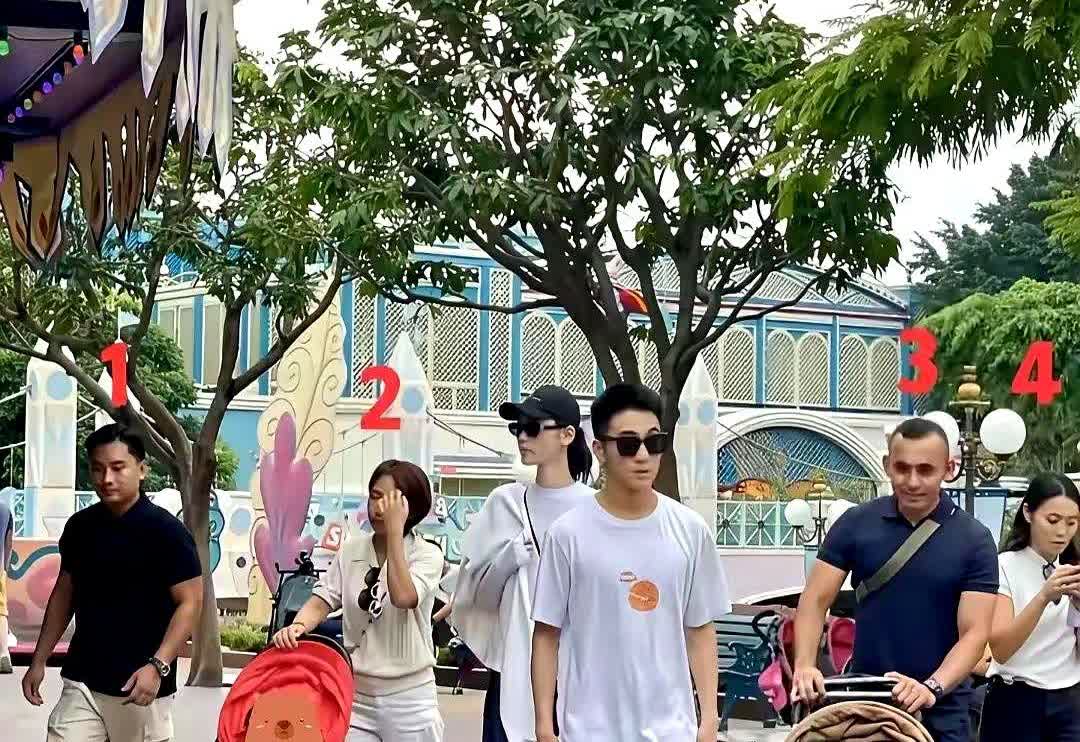 奚梦瑶带娃如走秀